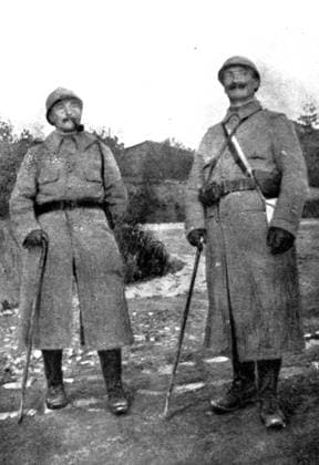RECORD DATE NOT STATED La victoire de Douaumont; le lieutenant-colonel Regnier ( a droite ), commandant le..., 1916. Creator: Unknown. Copyright:xpa?s,Franc?s,France,cor,conflito,vila,militar,guerra,partexdianteira,posi??o,For?asxArmadas,s?culo,oficial,fotografia,soldados,soldado,primeiraxguerraxdexmundo,wartime,conceito,batalha,foto,B&W,Ex?rcito,guerra,publica??o,Cor,,World.war.i,WWI,pretox&xbranco,pretoxexbranco,B W,for?asxarmadas,brancoxexpreto,GuerraxDexMundoxUma,20oxs?culo,ThexPrintxCollector,photograph,Unknown,L Illustration,lieutenant-colonel,Douaumontx IMAGO ,2970396 ! ACHTUNG: AUFNAHMEDATUM GESCHÄTZT! Copyright:pa?s,Franc?s,France,cor,conflito,vila,militar,guerra,partexdianteira,posi??o,For?asxArmadas,s?culo,oficial,fotografia,soldados,soldado,primeiraxguerraxdexmundo,wartime,conceito,batalha,foto,