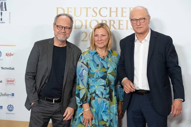 f l Kai GNIFFKE, Intendant SWR, Suedwestrundfunk, Yvette GERNER Intendant Radio Bremen, Joachim KNUTH, Intendant NDR, Norddeutscher Rundfunk, Red Carpet, Red Carpet Show, Arrival, arrival, award ceremony of the German Radio Award 2023 in Hamburg on 07 09 2022,