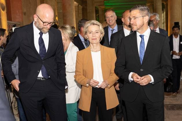 f l n r Moritz van Dülmen German cultural manager, managing director, Kulturprojekte Berlin , Ursula von der Leyen President of the European Commission, politician , Mike Schubert Lord Mayor of Potsdam, politician , M100 Sanssouci Colloquium Presentation of the M100 Media Award on 14 September 2023, 14 9 2023, Orangerie Sanssouci, Park Sansso kreativmedia_m100_51