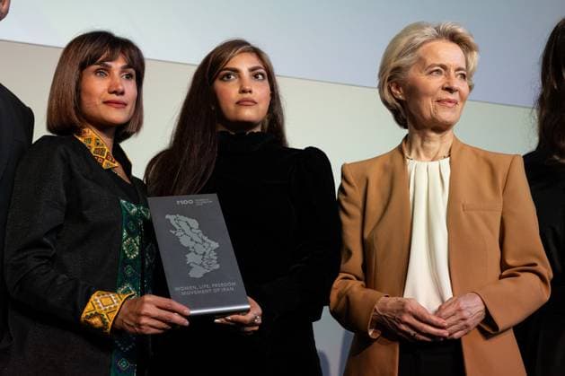 f l n r Mersedeh Shahinkar Iranian activist , Shima Babaei, Ursula von der Leyen President of the European Commission, politician , M100 Sanssouci Colloquium Presentation of the M100 Media Award on 14 September 2023, 14 9 2023, Orangerie Sanssouci, Park Sanssouci, Potsdam, Brandenburg, Germany. kreativmedia_m100_48
