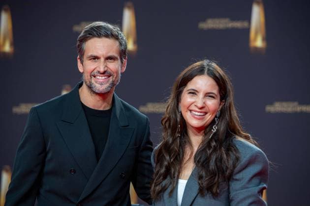 Tom BECK, actor, and partner Chryssanthi KAVAZI, red carpet, red carpet show, arrival, arrival, German Television Award ceremony, The German Television Award 2023, German Television Award 2023 at MMC Studios Cologne, on 28 09 2023.