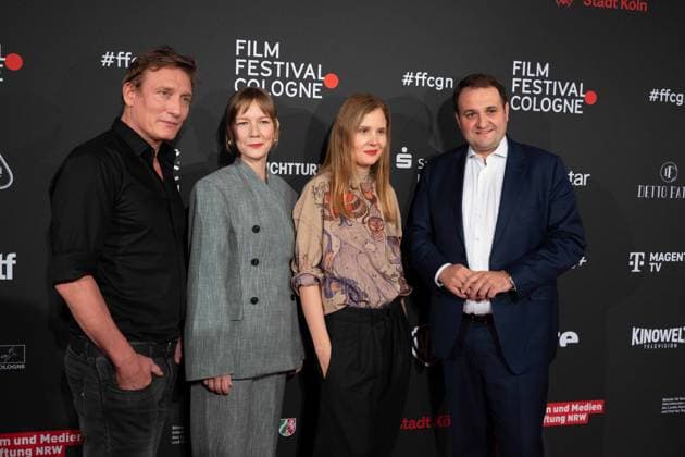 f l Oliver MASUCCI, actor, Sandra HUELLER, actress, Justine TRIET, director, Nathanael LIMINSKI, head of the state chancellery NRW, red carpet, red carpet show, arrival, arrival, Film Festival Cologne awards in Koeln, 26 10 2022
