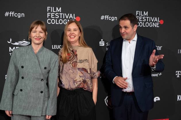 f l Sandra HUELLER, actress, Justine TRIET, director, Nathanael LIMINSKI, head of the state chancellery NRW, red carpet, red carpet show, arrival, arrival, Film Festival Cologne awards in Koeln, 26 10 2022
