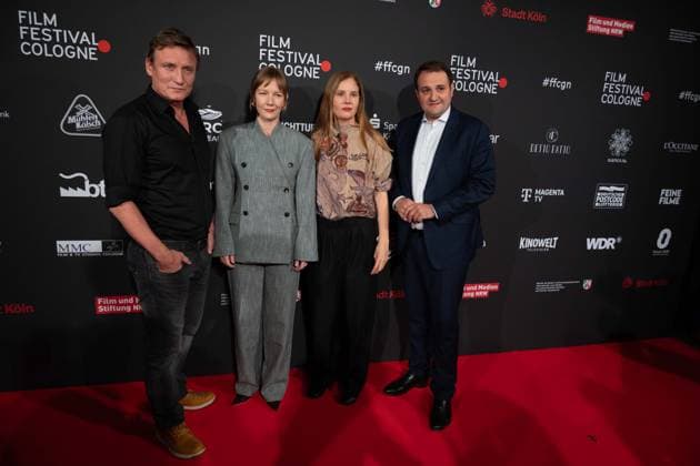 f l Oliver MASUCCI, actor, Sandra HUELLER, actress, Justine TRIET, director, Nathanael LIMINSKI, head of the state chancellery NRW, red carpet, red carpet show, arrival, arrival, Film Festival Cologne awards in Koeln, 26 10 2022