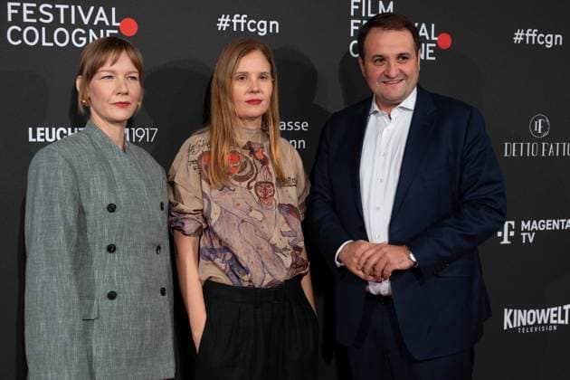 f l Sandra HUELLER, actress, Justine TRIET, director, Nathanael LIMINSKI, head of the state chancellery NRW, red carpet, red carpet show, arrival, arrival, Film Festival Cologne awards in Koeln, 26 10 2022