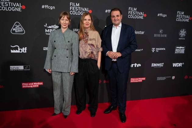 f l Sandra HUELLER, actress, Justine TRIET, director, Nathanael LIMINSKI, head of the state chancellery NRW, red carpet, red carpet show, arrival, arrival, Film Festival Cologne awards in Koeln, 26 10 2022