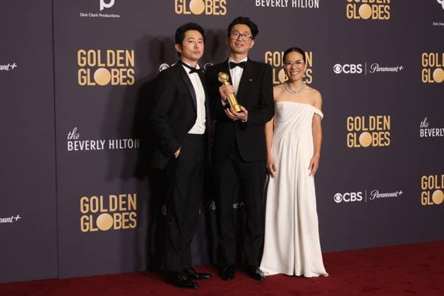 January 7, 2024, Beverly Hills, CA, USA: (L-R) Steven Yeun, Lee Sung Jin and Ali Wong, winners of the Best Performances in a Limited Series, Anthology Series, or Motion Picture Made for Television and Limited Series, Anthology Series, or Motion Picture Made for Television award for Beef pose in the press room during the 81st Annual Golden Globe Awards at The Beverly Hilton on January 07, 2024 in Beverly Hills, California. Photo; Crash imageSPACE Beverly Hills USA - ZUMAs181 20240107_zea_s181_330 Copyright: xCraSHx