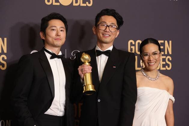 January 7, 2024, Beverly Hills, CA, USA: (L-R) Steven Yeun, Lee Sung Jin and Ali Wong, winners of the Best Performances in a Limited Series, Anthology Series, or Motion Picture Made for Television and Limited Series, Anthology Series, or Motion Picture Made for Television award for Beef pose in the press room during the 81st Annual Golden Globe Awards at The Beverly Hilton on January 07, 2024 in Beverly Hills, California. Photo; Crash imageSPACE Beverly Hills USA - ZUMAs181 20240107_zea_s181_333 Copyright: xCraSHx