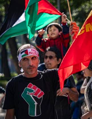 February 25, 2024, Mexico City, Mexico City, Mexico: A crowd of people protest this Sunday in front of the United States embassy in Mexico City, to stop Israel s attacks against the Palestinian people..The UN Secretary-General on Friday issued an urgent call to all parties involved in this week s escalation of violence in the occupied Palestinian territory of Gaza, and to Israel, to immediately cease the fighting or risk creating an unsustainable humanitarian and security conflict . crisis. ..â€oeThe current military escalation has caused great suffering and destruction. It has claimed dozens of civilian lives, including, tragically, many children. The fighting could trigger an uncontrollable humanitarian and security crisis a - ZUMAn296 20240225_zip_n296_007 Copyright: xJorgexNunezx