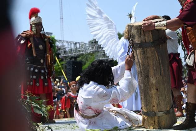Mexiko, Karwoche, Kreuzweg und Prozession in Mexiko-Stadt Passion of Christ Representation In Iztapalapa March 29, 2024, Mexico City, Mexico: An actor representing Jesus Christ receives whipping by Spanish soldiers in the 181st recreation of the Passion of Christ at the Iztapalapa neighborhood, at eastern Mexico City, Like every year in Good Friday in Iztapalapa the Viacrucis recreation is celebrated, one of the most representative and ancient religious traditions. on March 29, 2024 in Mexico City, Mexico. (Photo by Carlos Tischler Eyepix Group) Copyright: xCarlosxTischler xEyepixxGroupx CT_29032024_115871