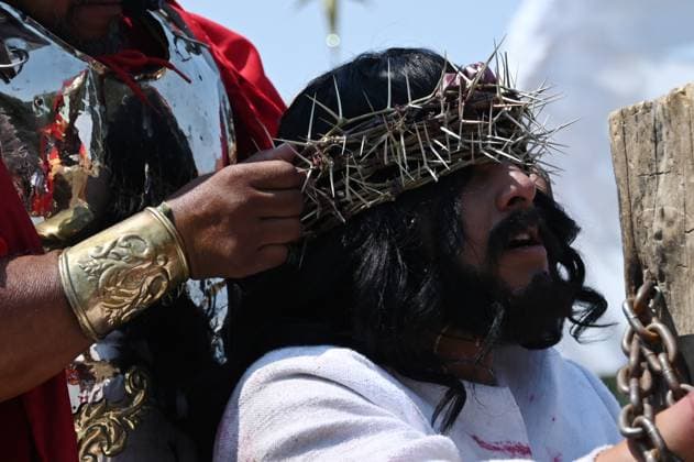 Mexiko, Karwoche, Kreuzweg und Prozession in Mexiko-Stadt Passion of Christ Representation In Iztapalapa March 29, 2024, Mexico City, Mexico: An actor representing Jesus Christ receives whipping by Spanish soldiers in the 181st recreation of the Passion of Christ at the Iztapalapa neighborhood, at eastern Mexico City, Like every year in Good Friday in Iztapalapa the Viacrucis recreation is celebrated, one of the most representative and ancient religious traditions. on March 29, 2024 in Mexico City, Mexico. (Photo by Carlos Tischler Eyepix Group) Copyright: xCarlosxTischler xEyepixxGroupx CT_29032024_115875