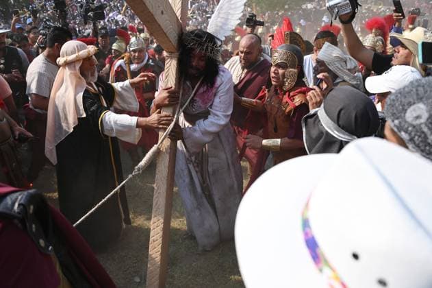 Mexiko, Karwoche, Kreuzweg und Prozession in Mexiko-Stadt Passion of Christ Representation In Iztapalapa March 29, 2024, Mexico City, Mexico: An actor representing Jesus Christ carries a cross in the 181st recreation of the Passion of Christ at the Iztapalapa neighborhood, at eastern Mexico City, Like every year in Good Friday in Iztapalapa the Viacrucis recreation is celebrated, one of the most representative and ancient religious traditions. on March 29, 2024 in Mexico City, Mexico. (Photo by Carlos Tischler Eyepix Group) Copyright: xCarlosxTischler xEyepixxGroupx CT_29032024_115886