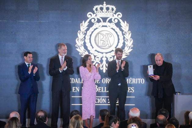 Royals At Merit In The Fine Arts Gold Medals - Cadiz The King and Queen of Spain present the awards during the presentation of the Gold Medals for Merit in Fine Arts 2022 at the Palacio de Congresos on April 3, 2024 in Cadiz (Andalusia, Spain). The King and Queen of Spain preside over the presentation of the Gold Medals for Merit in Fine Arts 2022, with the participation of the Minister of Culture, Ernest Urtasun, the President of the Junta de Andalucia, Juanma Moreno, the President of the Parliament of Andalusia, Jesus Aguirre, and the Mayor of Cadiz, Bruno Garcia. Photo by Francisco J. Olmo Europa Press ABACAPRESS.COM Cadiz (Andalusia) Spain Copyright: xEuropaxPress ABACAx