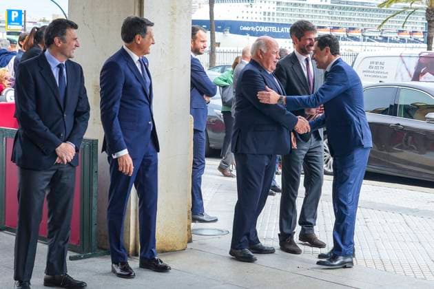 Royals At Merit In The Fine Arts Gold Medals - Cadiz The president of the Junta de Andalucia, Juanma Moreno, (r) greets the president of the Parliament of Andalusia, Jesus Aguirre, (l) during the presentation of the Gold Medals for Merit in Fine Arts 2022 at the Palacio de Congresos, April 3, 2024 in Cadiz (Andalusia, Spain). The King and Queen of Spain preside over the presentation of the Gold Medals for Merit in Fine Arts 2022, with the participation of the Minister of Culture, Ernest Urtasun, the president of the Junta de Andalucia, Juanma Moreno, the president of the Parliament of Andalusia, Jesus Aguirre, and the mayor of Cadiz, Bruno Garcia. Photo by Francisco J. Olmo Europa Press ABACAPRESS.COM Cadiz (Andalusia) Spain Copyright: xEuropaxPress ABACAx