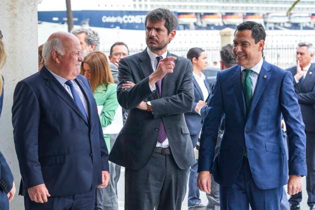 Royals At Merit In The Fine Arts Gold Medals - Cadiz The president of the Junta de Andalucia, Juanma Moreno, (r) with the president of the Parliament of Andalucia, Jesus Aguirre, (l) and the Minister of Culture, Ernest Urtasun, (r) during the presentation of the Gold Medals for Merit in Fine Arts 2022 at the Palacio de Congresos, on April 3, 2024 in Cadiz (Andalucia, Spain). The King and Queen of Spain preside over the presentation of the Gold Medals for Merit in Fine Arts 2022, with the participation of the Minister of Culture, Ernest Urtasun, the president of the Junta de Andalucia, Juanma Moreno, the president of the Parliament of Andalusia, Jesus Aguirre, and the mayor of Cadiz, Bruno Garcia. Photo by Francisco J. Olmo Europa Press Copyright: xEuropaxPress ABACAx