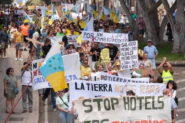 Demonstration against tourism model in Fuerteventura - Canary Islands Dozens of people protest during a demonstration against the tourism model on April 20, 2024, in Puerto del Rosario, Fuerteventura, Canary Islands (Spain). The eight Canary Islands unite today to protest against tourist overcrowding. This is the first joint demonstration in the history of the whole archipelago, is convened by twenty associations under the slogan Canary Islands has a limit . The demonstrators demand an eco-tax, a tourist moratorium and a better redistribution of income. In addition to the Canary Islands, the organization has called protests in other Spanish and European cities such as Granada, Barcelona, Madrid, Berlin and London. Photo by Europa Press ABA Copyright: xEuropaxPress ABACAx