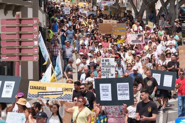 Demonstration against tourism model in Fuerteventura - Canary Islands Dozens of people protest during a demonstration against the tourism model on April 20, 2024, in Puerto del Rosario, Fuerteventura, Canary Islands (Spain). The eight Canary Islands unite today to protest against tourist overcrowding. This is the first joint demonstration in the history of the whole archipelago, is convened by twenty associations under the slogan Canary Islands has a limit . The demonstrators demand an eco-tax, a tourist moratorium and a better redistribution of income. In addition to the Canary Islands, the organization has called protests in other Spanish and European cities such as Granada, Barcelona, Madrid, Berlin and London. Photo by Europa Press ABA Copyright: xEuropaxPress ABACAx