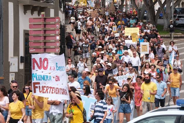 Demonstration against tourism model in Fuerteventura - Canary Islands Dozens of people protest during a demonstration against the tourism model on April 20, 2024, in Puerto del Rosario, Fuerteventura, Canary Islands (Spain). The eight Canary Islands unite today to protest against tourist overcrowding. This is the first joint demonstration in the history of the whole archipelago, is convened by twenty associations under the slogan Canary Islands has a limit . The demonstrators demand an eco-tax, a tourist moratorium and a better redistribution of income. In addition to the Canary Islands, the organization has called protests in other Spanish and European cities such as Granada, Barcelona, Madrid, Berlin and London. Photo by Europa Press ABA Copyright: xEuropaxPress ABACAx