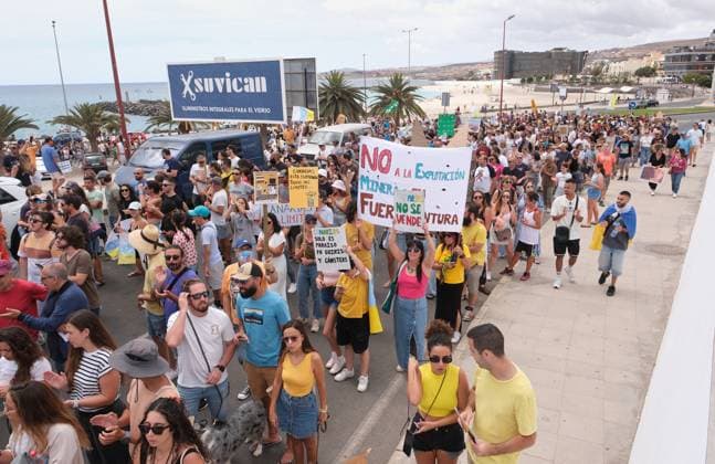 Demonstration against tourism model in Fuerteventura - Canary Islands Dozens of people protest during a demonstration against the tourism model on April 20, 2024, in Puerto del Rosario, Fuerteventura, Canary Islands (Spain). The eight Canary Islands unite today to protest against tourist overcrowding. This is the first joint demonstration in the history of the whole archipelago, is convened by twenty associations under the slogan Canary Islands has a limit . The demonstrators demand an eco-tax, a tourist moratorium and a better redistribution of income. In addition to the Canary Islands, the organization has called protests in other Spanish and European cities such as Granada, Barcelona, Madrid, Berlin and London. Photo by Europa Press ABA Copyright: xEuropaxPress ABACAx