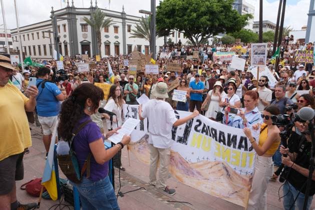 Demonstration against tourism model in Fuerteventura - Canary Islands Dozens of people protest during a demonstration against the tourism model on April 20, 2024, in Puerto del Rosario, Fuerteventura, Canary Islands (Spain). The eight Canary Islands unite today to protest against tourist overcrowding. This is the first joint demonstration in the history of the whole archipelago, is convened by twenty associations under the slogan Canary Islands has a limit . The demonstrators demand an eco-tax, a tourist moratorium and a better redistribution of income. In addition to the Canary Islands, the organization has called protests in other Spanish and European cities such as Granada, Barcelona, Madrid, Berlin and London. Photo by Europa Press ABA Copyright: xEuropaxPress ABACAx