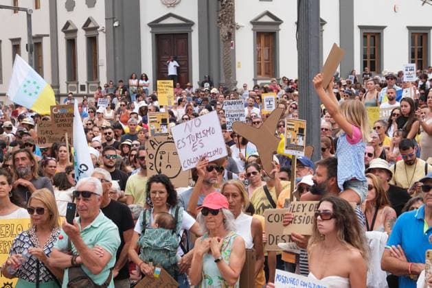 Demonstration against tourism model in Fuerteventura - Canary Islands Dozens of people protest during a demonstration against the tourism model on April 20, 2024, in Puerto del Rosario, Fuerteventura, Canary Islands (Spain). The eight Canary Islands unite today to protest against tourist overcrowding. This is the first joint demonstration in the history of the whole archipelago, is convened by twenty associations under the slogan Canary Islands has a limit . The demonstrators demand an eco-tax, a tourist moratorium and a better redistribution of income. In addition to the Canary Islands, the organization has called protests in other Spanish and European cities such as Granada, Barcelona, Madrid, Berlin and London. Photo by Europa Press ABA Copyright: xEuropaxPress ABACAx