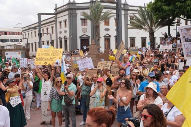 Demonstration against tourism model in Fuerteventura - Canary Islands Dozens of people protest during a demonstration against the tourism model on April 20, 2024, in Puerto del Rosario, Fuerteventura, Canary Islands (Spain). The eight Canary Islands unite today to protest against tourist overcrowding. This is the first joint demonstration in the history of the whole archipelago, is convened by twenty associations under the slogan Canary Islands has a limit . The demonstrators demand an eco-tax, a tourist moratorium and a better redistribution of income. In addition to the Canary Islands, the organization has called protests in other Spanish and European cities such as Granada, Barcelona, Madrid, Berlin and London. Photo by Europa Press ABA Copyright: xEuropaxPress ABACAx