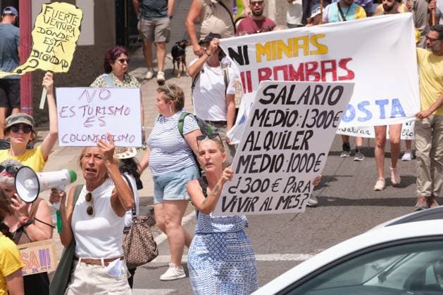 Demonstration against tourism model in Fuerteventura - Canary Islands Dozens of people protest during a demonstration against the tourism model on April 20, 2024, in Puerto del Rosario, Fuerteventura, Canary Islands (Spain). The eight Canary Islands unite today to protest against tourist overcrowding. This is the first joint demonstration in the history of the whole archipelago, is convened by twenty associations under the slogan Canary Islands has a limit . The demonstrators demand an eco-tax, a tourist moratorium and a better redistribution of income. In addition to the Canary Islands, the organization has called protests in other Spanish and European cities such as Granada, Barcelona, Madrid, Berlin and London. Photo by Europa Press ABA Copyright: xEuropaxPress ABACAx