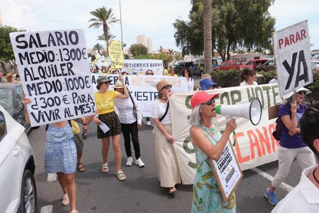 Demonstration against tourism model in Fuerteventura - Canary Islands Dozens of people protest during a demonstration against the tourism model on April 20, 2024, in Puerto del Rosario, Fuerteventura, Canary Islands (Spain). The eight Canary Islands unite today to protest against tourist overcrowding. This is the first joint demonstration in the history of the whole archipelago, is convened by twenty associations under the slogan Canary Islands has a limit . The demonstrators demand an eco-tax, a tourist moratorium and a better redistribution of income. In addition to the Canary Islands, the organization has called protests in other Spanish and European cities such as Granada, Barcelona, Madrid, Berlin and London. Photo by Europa Press ABA Copyright: xEuropaxPress ABACAx