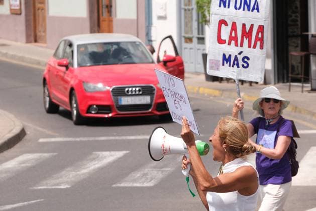 Demonstration against tourism model in Fuerteventura - Canary Islands Dozens of people protest during a demonstration against the tourism model on April 20, 2024, in Puerto del Rosario, Fuerteventura, Canary Islands (Spain). The eight Canary Islands unite today to protest against tourist overcrowding. This is the first joint demonstration in the history of the whole archipelago, is convened by twenty associations under the slogan Canary Islands has a limit . The demonstrators demand an eco-tax, a tourist moratorium and a better redistribution of income. In addition to the Canary Islands, the organization has called protests in other Spanish and European cities such as Granada, Barcelona, Madrid, Berlin and London. Photo by Europa Press ABA Copyright: xEuropaxPress ABACAx