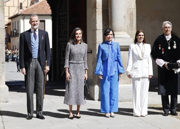 Royals Present The Miguel de Cervantes Prize For Literature - Spain King Felipe, Queen Letizia, the president of the Community of Madrid, Isabel Diaz-Ayuso, the mayor of Alcala, Judith Piquet Flores, and the rector of the University, Josà Vicente Saz, pose on their arrival at the presentation of the 2023 Miguel de Cervantes Award at the auditorium of the University of Alcala, on April 23, 2024, in Alcala de Henares, Spain. The jury awarded the prize to Luis Mateo Diez for being one of the great storytellers of the Castilian language, heir to the Cervantes spirit, writer in the face of all adversity, creator of imaginary worlds and territories . Photo by Antonio Gutierrez Europa Press ABACAPRESS.COM Alcala de Henares Spain Copyright: xEuropaxPress ABACAx
