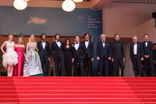 Cannes - The Apprentice Red Carpet Julianne Forde, Ruth Treacy, Maria Bakalova, Ali Abbasi, Sebastian Stan, Amy Baer, Gabriel Sherman, Louis Tisnà , Martin Donovan, Daniel Bekerman, a guest and Jacob Jarek attend the The Apprentice Red Carpet at the 77th annual Cannes Film Festival at Palais des Festivals on May 20, 2024 in Cannes, France. Photo by Shootpix ABACAPRESS.COM Cannes France Copyright: xShootpix ABACAx
