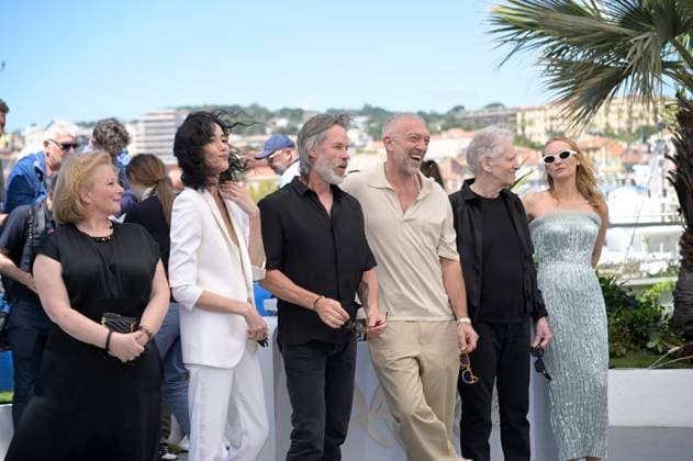 CANNES, FRANCE MAY 21 G D Elizabeth SAUNDERS, actress, Sandrine HOLT, actress, Guy PEARCE, actor, Vincent CASSEL, actor, David CRONENBERG, director, Diane KRUGER, actress during the photocall of the film Les Linceuls screened in Competition at the 77th Cannes Film Festival at the Palais des Festivals on May 21, 2024 in Cannes, France CELEBRITES 77eme Festival de Cannes Photocall 21 05 2024 ValentinaClaret Panoramic