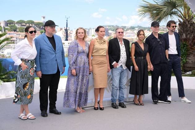 CANNES, FRANCE MAY 22 G D Nelly AUTEUIL, Gregory GADEBOIS, Aurore AUTEUIL, Sidse BABETT KNUDSEN, Daniel AUTEUIL, director, actor, Alice BELAADI, Gaetan ROUSSEL, Hugo GELIN, during the photocall of the film Le Fil in Seance Speciale at the 77th Cannes Film Festival at the Palais des Festivals on May 22, 2024 in Cannes, France CINEMA 77eme Festival de Cannes Photocall 22 05 2024 ValentinaClaret Panoramic
