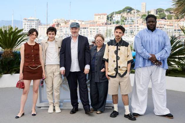 Photocall du film Spectateurs lors du 77eme Festival International du Film de Cannes Salome Rose Stein, Milo Machado Graner, Arnaud Desplechin, Francoise Lebrun, Sam Chemoul et Salif Cisse au photocall du film Spectateurs lors du 77eme Festival International du Film de Cannes, au Palais des Festivals, Ã Cannes, France, le 22 mai 2024 Jacovides Moreau Bestimage Spectateurs Photocall at the 77th annual Cannes Film Festival at Palais des Festivals on May 22, 2024 in Cannes, France Cannes France Copyright: xJACOVIDES-MOREAUx xBESTIMAGExJACOVIDES-MOREAUx xBESTIMAGEx