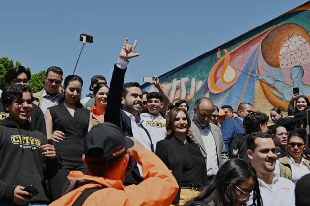 News Bilder des Tages May 22, 2024, Tijuana, Baja California, Mexico: Long-shot Mexican presidential candidate of the Citizens Movement party (MC), Jorge Alvarez Maynez, campaigned in Tijuana, Baja California, Mexico seeking the youth vote at the CETYS University campus on Wednesday, May 22, 2024. Tijuana Mexico - ZUMAm180 20240522_zip_m180_022 Copyright: xCarlosxA.xMorenox