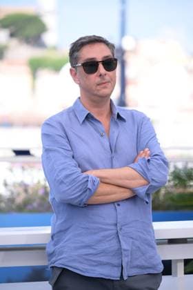 CANNES, FRANCE MAY 23 G D Lang Khe TRAN, Goncalo WADDINGTON, Miguel GOMES, director, Crista ALFAIATE, Filipa REIS, producer, Claudio DA SILVA during the photocall of the film Grand Tour in Competition to the 77th Cannes Film Festival at the Palais des Festivals on May 23, 2024 in Cannes, France CINEMA 77eme Festival de Cannes Photocall 23 05 2024 ValentinaClaret Panoramic