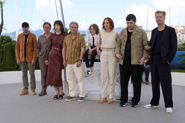 CANNES, FRANCE MAY 23 G D Pierric BAILLY, Writer Arnaud LARRIEU, Director, Jean Marie LARRIEU, Director, Guest, Sara GIRAUDEAU, Actress, Eol PERSONNE, Actor, Laetitia DOSCH, Actress, Karim LEKLOU, Actor, Bertrand BELIN, Actor, during the photocall of the film Le Royaume de Jim in Cannes Premiere selection at the 77th Cannes Film Festival at the Palais des Festivals on May 23, 2024 in Cannes, France CINEMA 77eme Festival de Cannes Photocall 23 05 2024 ValentinaClaret Panoramic