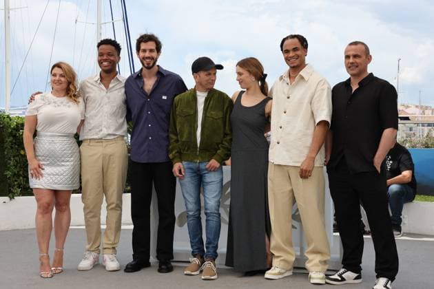 Cannes - Vivre, Mourir, Renaitre Photocall Sophie Guillemin, Noah Deric, Victor Belmondo, Gaël Morel, Lou Lampros, Theo Christine and Stà phane Rideau attend the Vivre, Mourir, Renaitre (To Live, To Die, To Live Again) photocall at the 77th annual Cannes Film Festival at Palais des Festivals on May 23, 2024 in Cannes, France. Photo by Shootpix ABACAPRESS.COM Cannes France Copyright: xShootpix ABACAx