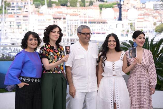 CANNES, FRANCE MAY 25 G D Amineh ARANI, actress, Mahsa ROSTAMI, actress, Mohammad RASOULOF , director Niousha AKHSHI, actress, Setareh MALEKI actress, during the photocall of the film Les graines du figuier sauvage in compà tition at the 77th Cannes Film Festival at the Palais des Festivals on May 25, 2024 in Cannes, France CINEMA 77eme Festival de Cannes Photocall 25 05 2024 ValentinaClaret Panoramic