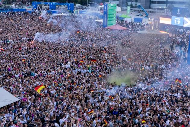 Hamburg, Public Viewing der Fussball EM-2024. 14.06.2024, EU, DEU, Deutschland,Hamburg, Hamburg: Fussball EM-2024. Public Viewing beim Eröffnungsspiel Deutschland - Schottland auf dem Heiligengeistfeld in St. Pauli. EU, DEU, Germany,Hamburg, Hamburg: European Football Championship 2024 public viewing of the opening match between Germany and Scotland on the Heiligengeistfeld in St. Pauli.