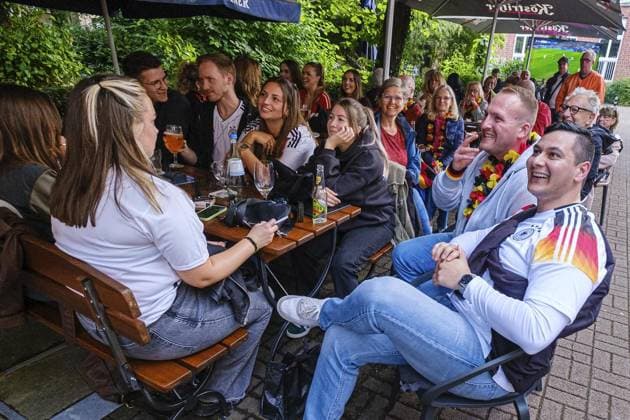 Public Viewing in Duisburg FOR EDITORIAL PURPOSES ONLY EDITORIAL USE ONLY p Students from Duisburg in the Bora outdoor restaurant Kim, Marie, Mandy, Tom, Philipp, Sarah, Susanna, Fabian, Benny and Maike Public Viewing in Duisburg the European Championship in Germany starts with the match Germany Scotland Saturday, June 14, 2024 in Du Copyright: ChristophxWojtyczka doc7vvftkkqoo4hwjb3b01 ,EDITORIAL USE ONLY Copyright: ChristophxWojtyczka