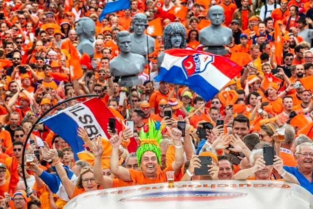 Thousands of cheerful Oranje fans march through the Olympic Park to the Fan Zone, Fan Walk, UEFA EURO 2024, Munich, July 2, 2024 Germany, Munich, July 2, 2024, Fan March of the Dutch soccer fans to the Olympic Park, thousands of cheerful Oranje fans meet at noon and march wit