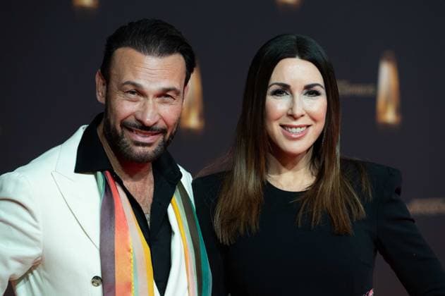Judith WILLIAMS, entrepreneur, presenter, with husband Alexander Klaus STECHER, Red Carpet, Red Carpet Show, arrival, arrival, presentation of the German Television Award, The German Television Award 2024, German Television Award 2024 at MMC Studios Cologne, on 25 09 2024
