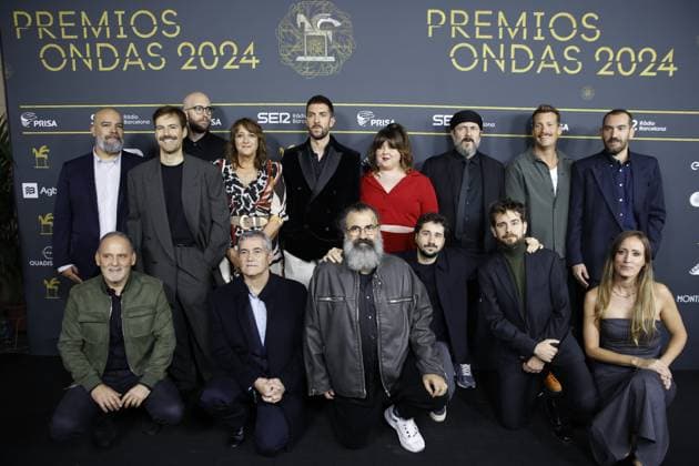 Photocall prior to the gala of the Ondas Awards 2024 The team of La Revuelta during the photocall prior to the gala of the Ondas Awards at the Liceu, on November 14, 2024, in Barcelona, Catalonia Spain The Ondas Awards, created in 1945, are awarded annually by the Promotora de Informaciones S A Grupo PRISA through Radio Barcelona of Cadena SER, with the aim of rewarding the quality and popularity of productions, as well as professional careers in radio, television, music and radio advertising 14 NOVEMBER 2024 ONDAS AWARDS PHOTOCALL POSED FAMOSOSOS PREMIOS RADIO TELEVISIÓN Kike Rincó Barcelona Catalunya Catalunya Barcelona Catalunya Espana Copyright: xKikexRinconx 6341368