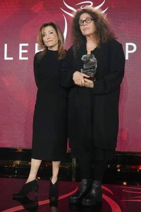 November 18, 2024, Toronto, Ontario, Canada: ANNE MICHAELS, 66, accepts the Giller Prize of $100,000 for her book Held a multigenerational look at war and trauma spanning more than a century. The jury cited the novel as an impactful and hypnotic exploration of mortality, resilience and desires, at ceremony in Toronto, Monday. Award boycotted by several prominent Canadian authors over its sponsors’ ties to Israel. Based in Toronto, Michaels a poet and author. In her acceptance speech, said that her writing is a way of bearing witness against war, indifference, against amnesia of every sort. Toronto Canada - ZUMAc35_ 20241118_zaf_c35_180 Copyright: xChrisxYoungx
