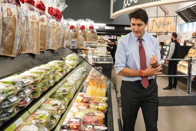 News Bilder des Tages November 21, 2024, Sharon, On, CAN: Prime Minister Justin Trudeau visits VinceöÄÃ s Market, a grocery store in Sharon, Ontario, on Thursday November 21, 2024. The government on Thursday announced a sweeping promise to make goods like groceries, children s clothing, Christmas trees and restaurant meals free from GST HST between Dec. 14 and Feb. 15. Sharon CAN - ZUMAc35_ 20241121_zaf_c35_037 Copyright: xChrisxYoungx