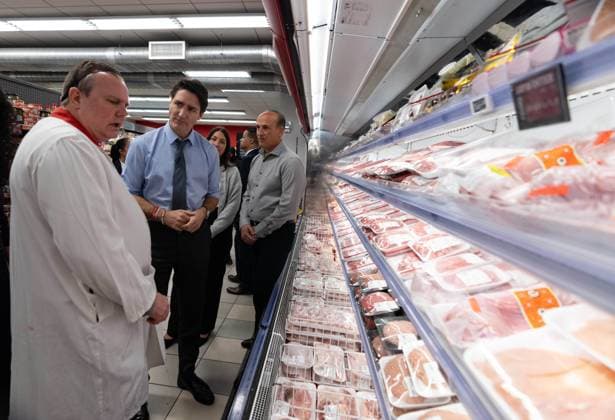 November 25, 2024, Montreal, Pq, CANADA: Prime Minister Justin Trudeau, centre, meets store employees as he tours Supermarche PA du Parc with store manager Nello Peluso, right, in Montreal on Monday, Nov. 25, 2024. Montreal CANADA - ZUMAc35_ 20241125_zaf_c35_062 Copyright: xChristinnexMuschix