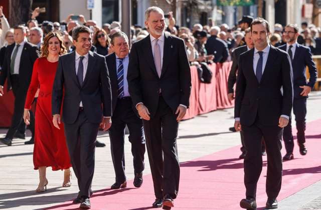 The King participates in the 36th edition of the Rei Jaume I Awards The mayoress of Valencia, María José Catalá, the president of the Generalitat Valenciana, Carlos Mazón, the president of the Valencian Association of Entrepreneurs AVE, Vicente Boluda, King Felipe VI and the Minister of Economy, Trade and Enterprise, Carlos Cuerpo, on their arrival at the ceremony of the Rei Jaume I Awards 2024, in the Lonja de los Mercaderes de València, February 14, 2025, in Valencia, Valencian Community Spain The Rei Jaume I Awards were created in 1989 with the aim of bringing science and business together to promote research, scientific development and entrepreneurship in Spain 14 FEBRUARY 2025 SCIENCE BUSINESS AWARDS AWARDS SCIENTIFIC ENTREPRENEURSHIP Copyright: xRoberxSolsonax 6519183