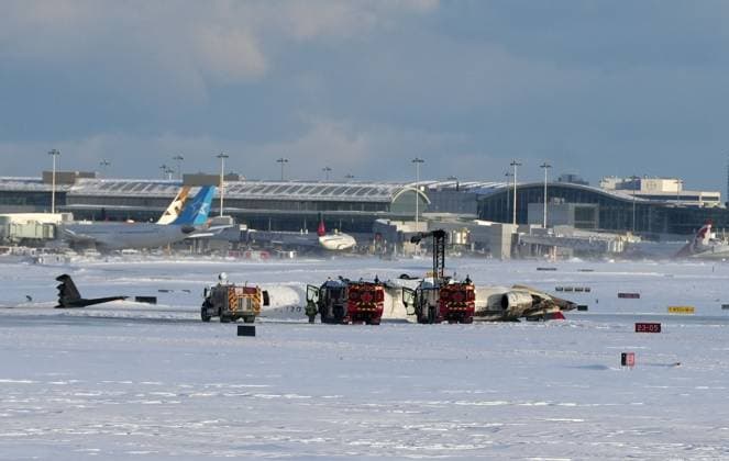 Kanada, Flugzeugunglück auf dem Toronto Pearson International Airport February 17, 2025, Toronto, On, CANADA: An aircraft from Delta Air Lines sits upside down on the tarmac at Toronto Pearson International Airport on Monday February 17, 2024. The Canadian PressPearson International Airport firefighters work on an upside down Delta Air Lines plane, which was heading from Minneapolis to Toronto when it crashed on the runway, in Toronto, Monday, Feb. 17, 2025. Toronto CANADA - ZUMAc35_ 20250217_zaf_c35_109 Copyright: xTeresaxBarbierix