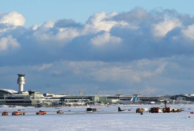 Kanada, Flugzeugunglück auf dem Toronto Pearson International Airport February 17, 2025, Toronto, On, CANADA: Crews work around an upside down Delta Air Lines plane, which was heading from Minneapolis to Toronto when it crashed on the runway at Pearson International Airport, in Toronto, Monday, Feb. 17, 2025. Toronto CANADA - ZUMAc35_ 20250217_zaf_c35_110 Copyright: xTeresaxBarbierix